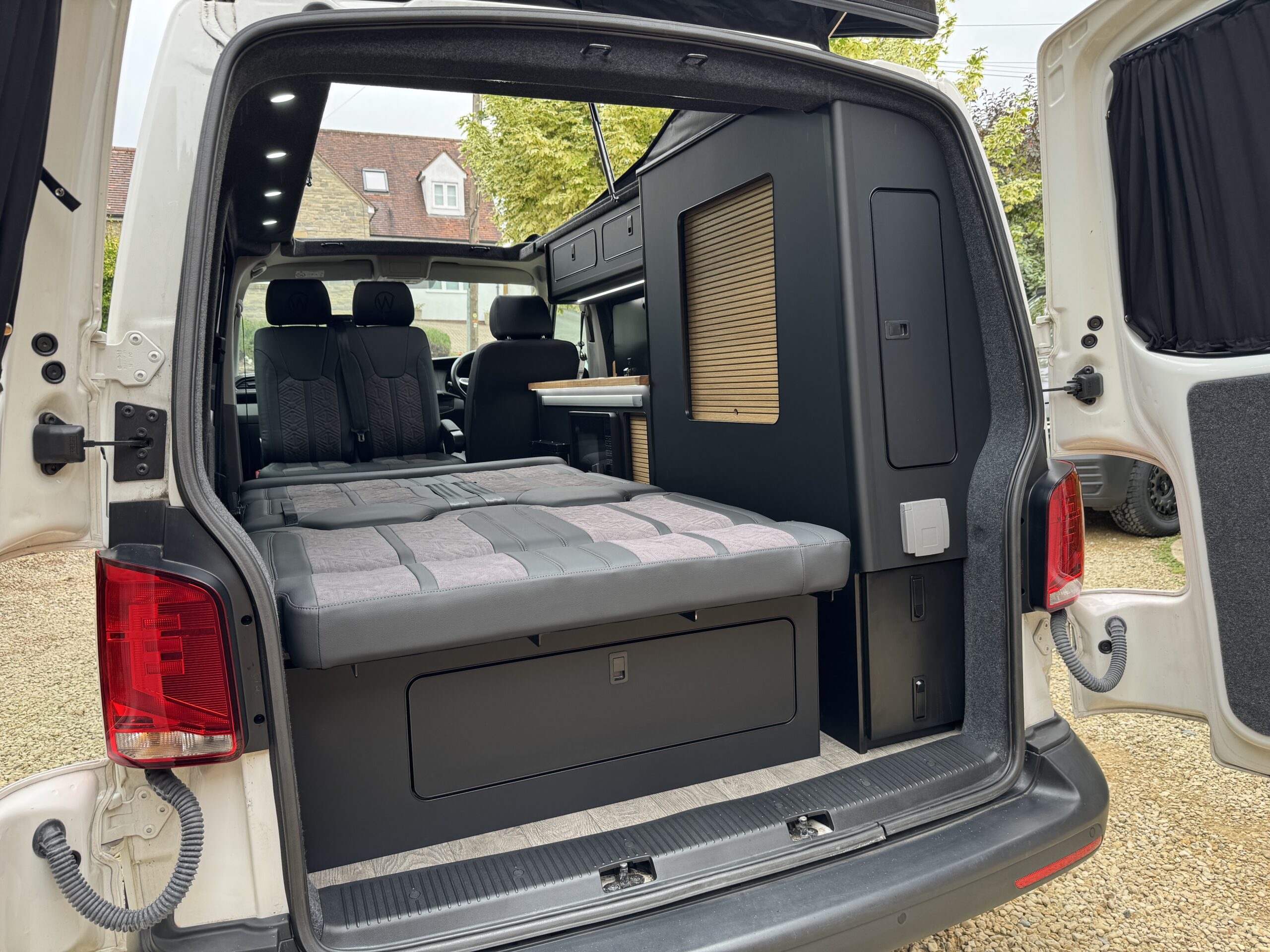 Volkswagen T6.1 Campervan Trek Edition (Apollo)