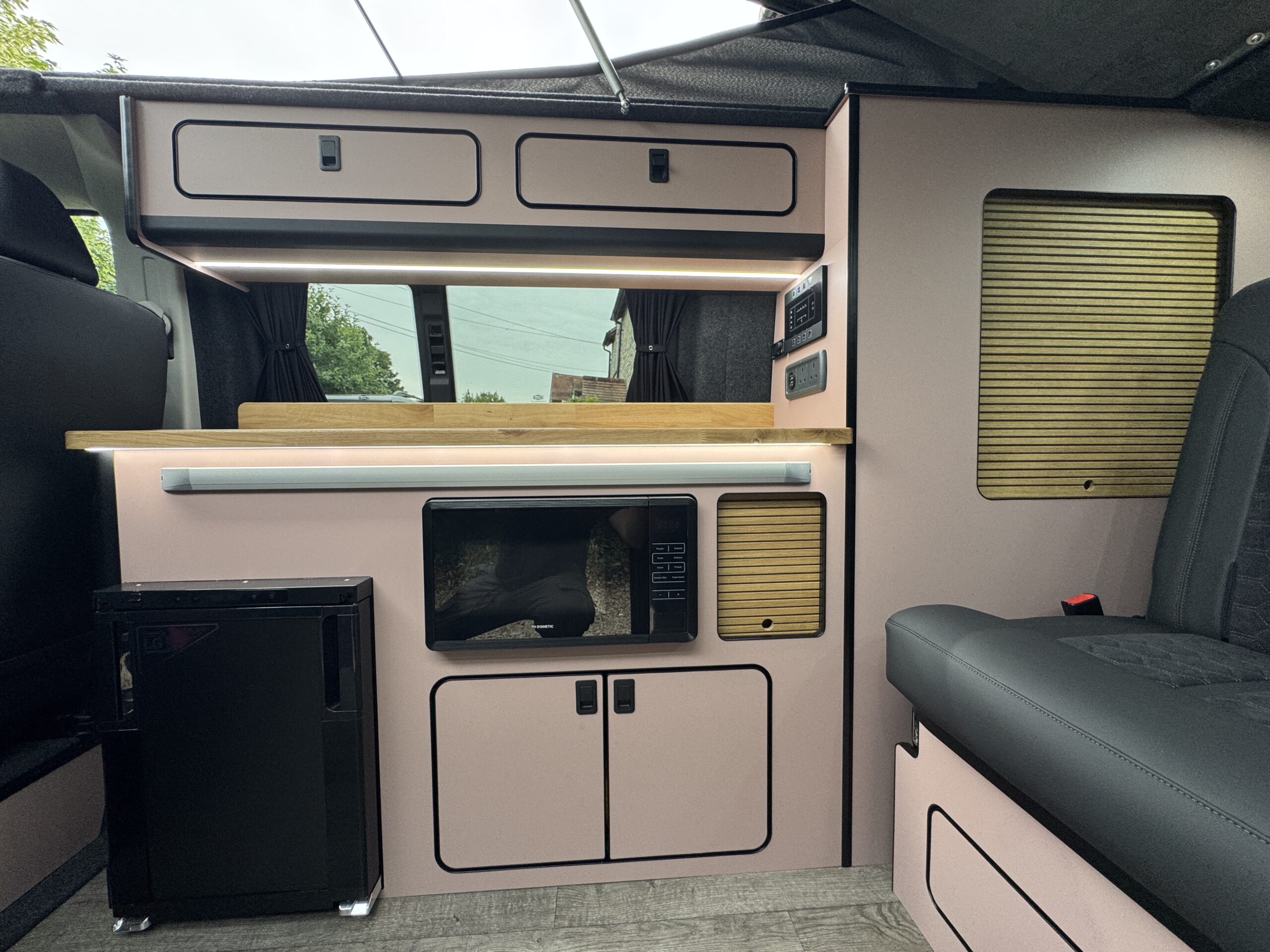 Volkswagen T6.1 Campervan Trek Edition – Coral Pink (Storm)