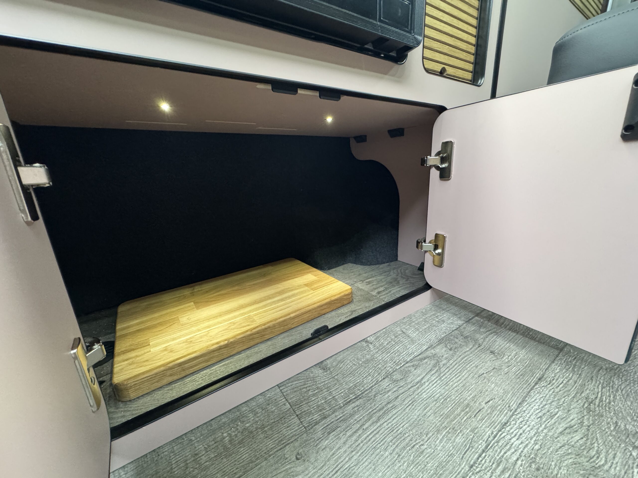 Volkswagen T6.1 Campervan Trek Edition – Coral Pink (Storm)