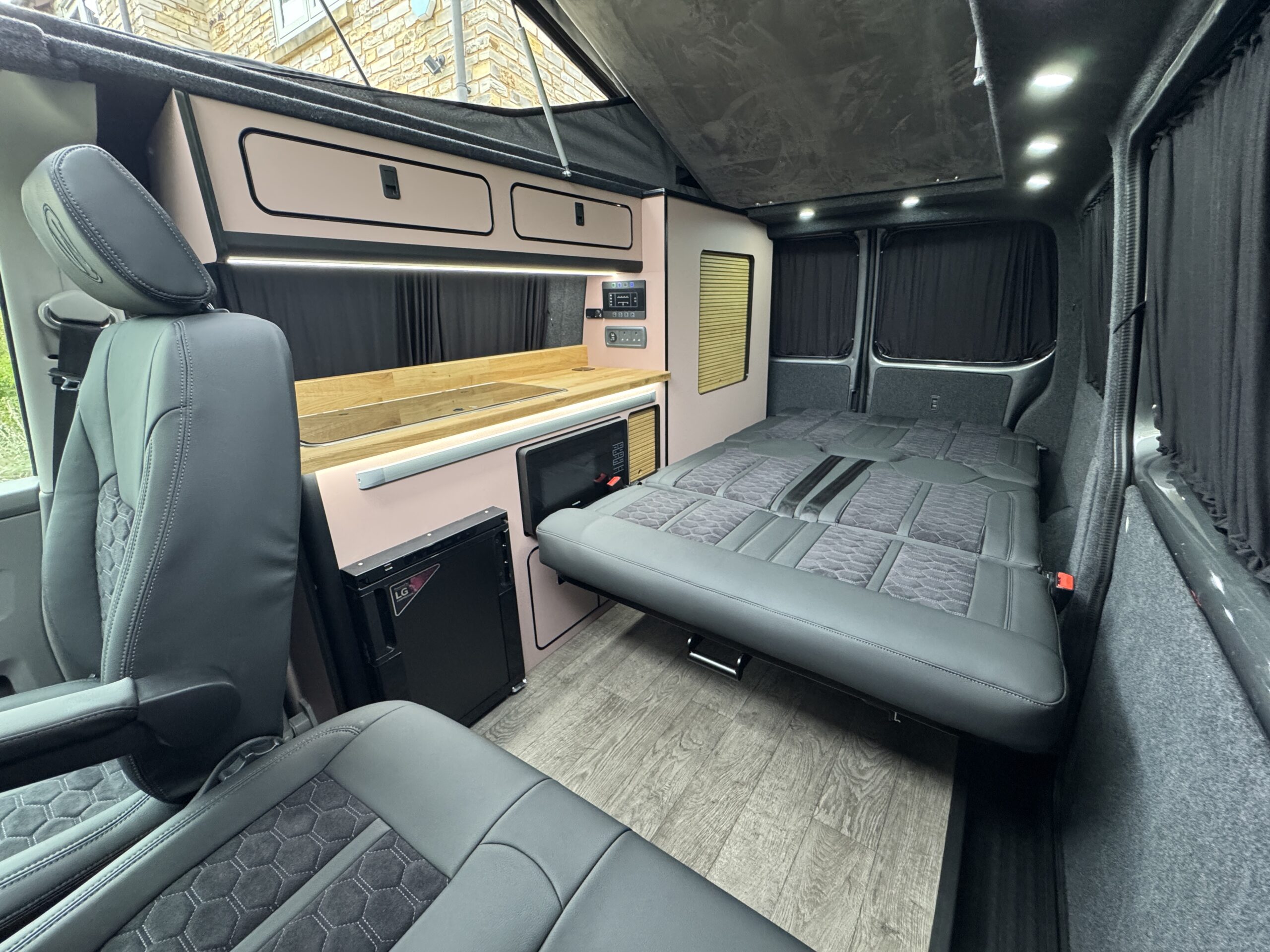 Volkswagen T6.1 Campervan Trek Edition – Coral Pink (Storm)