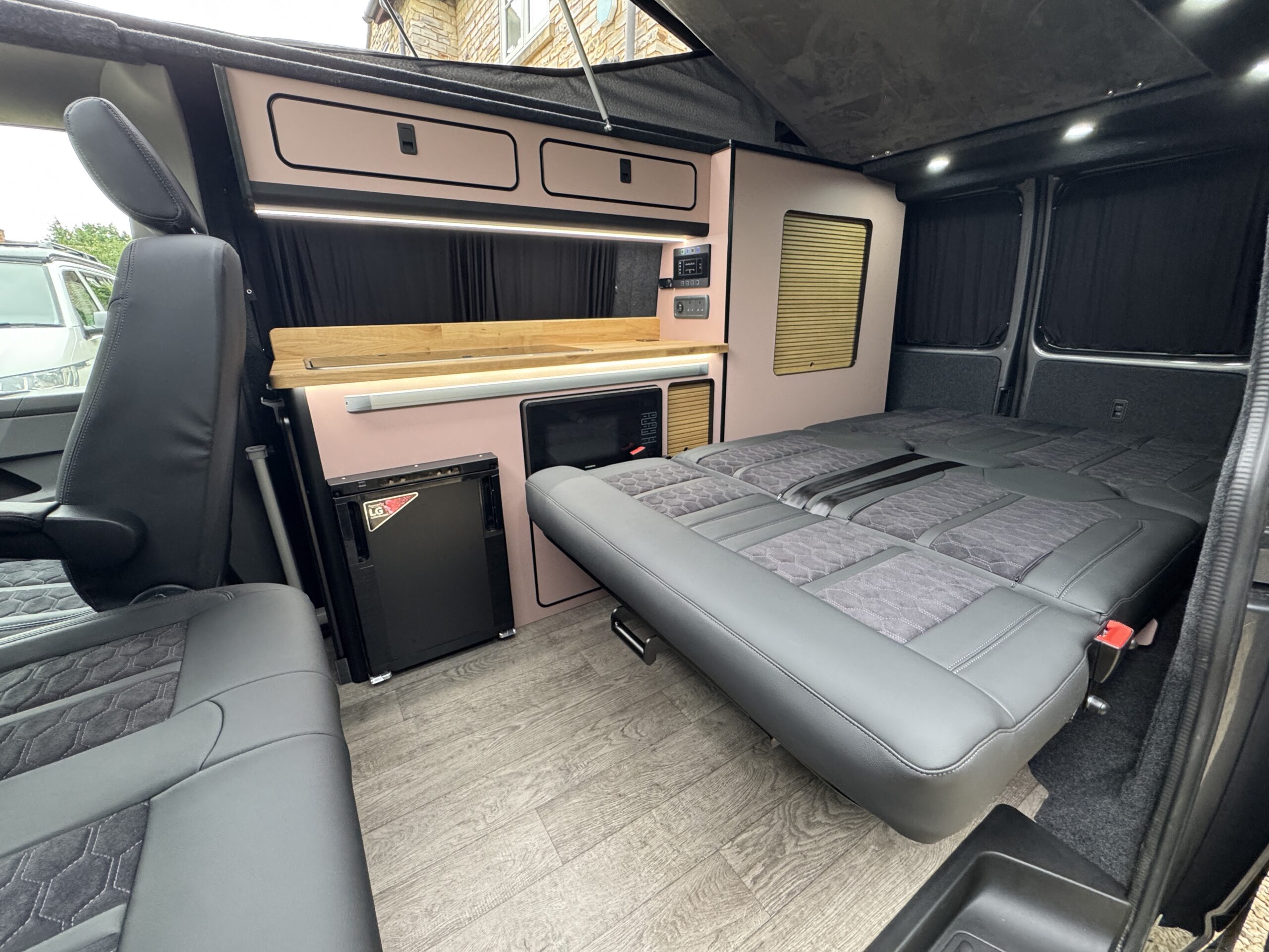 Volkswagen T6.1 Campervan Trek Edition – Coral Pink (Storm)