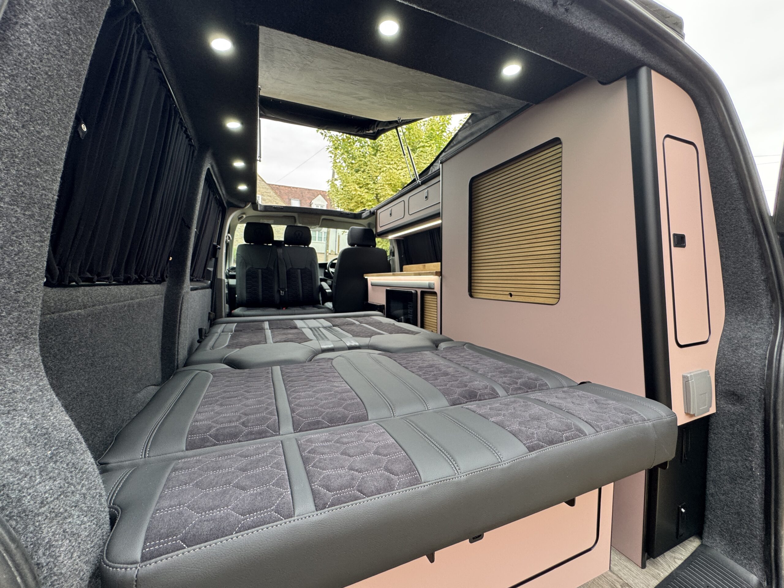 Volkswagen T6.1 Campervan Trek Edition – Coral Pink (Storm)