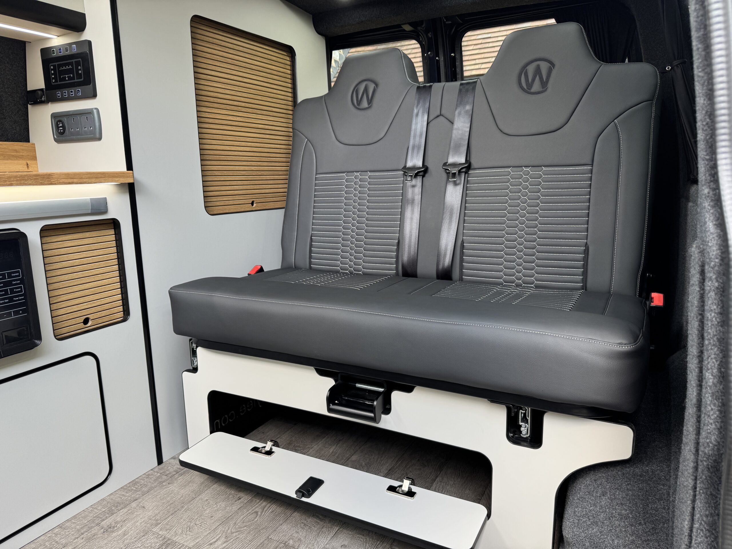 Volkswagen T6.1 Campervan Autograph Edition (Starlight)