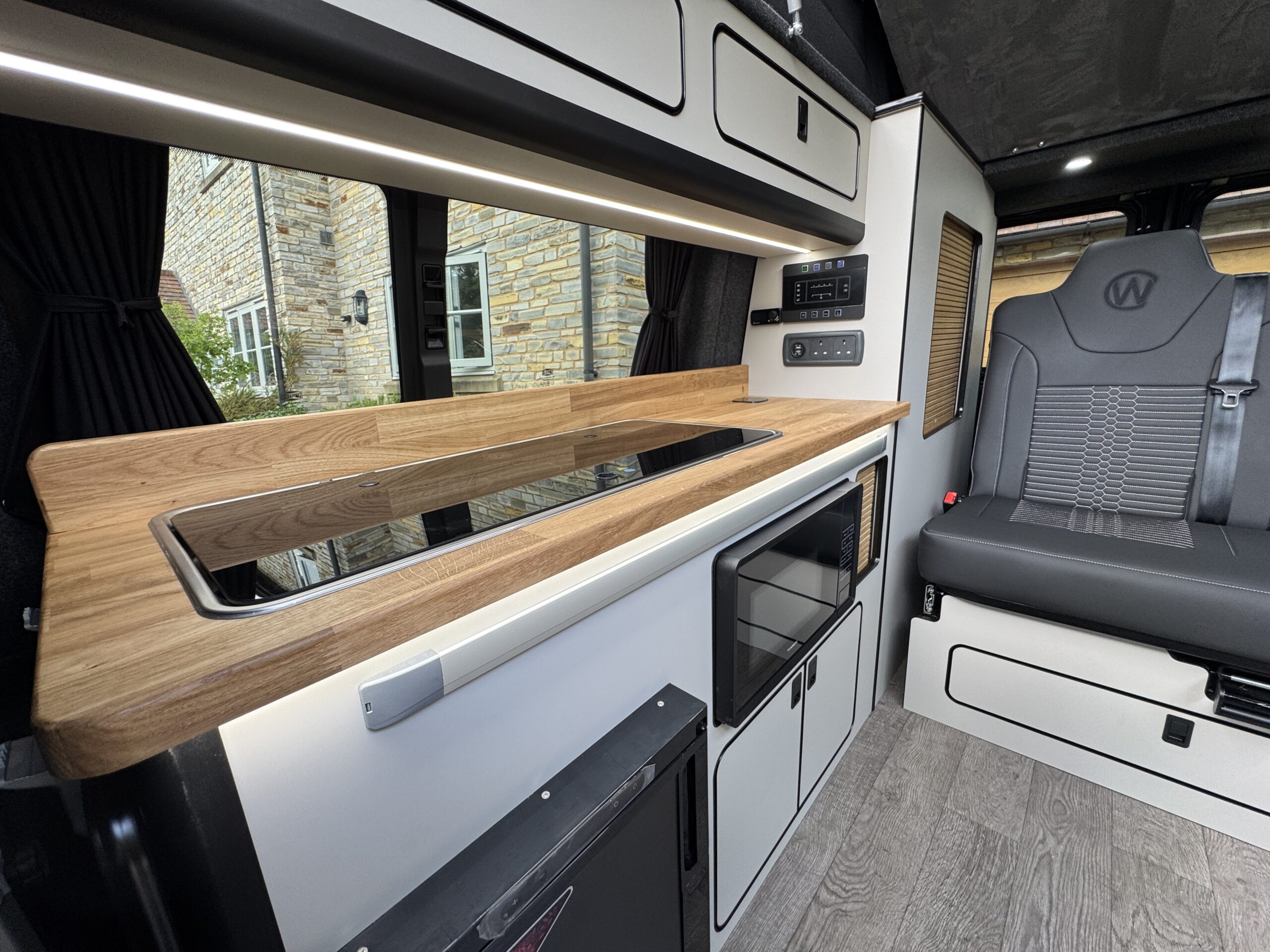 Volkswagen T6.1 Campervan Autograph Edition (Starlight)