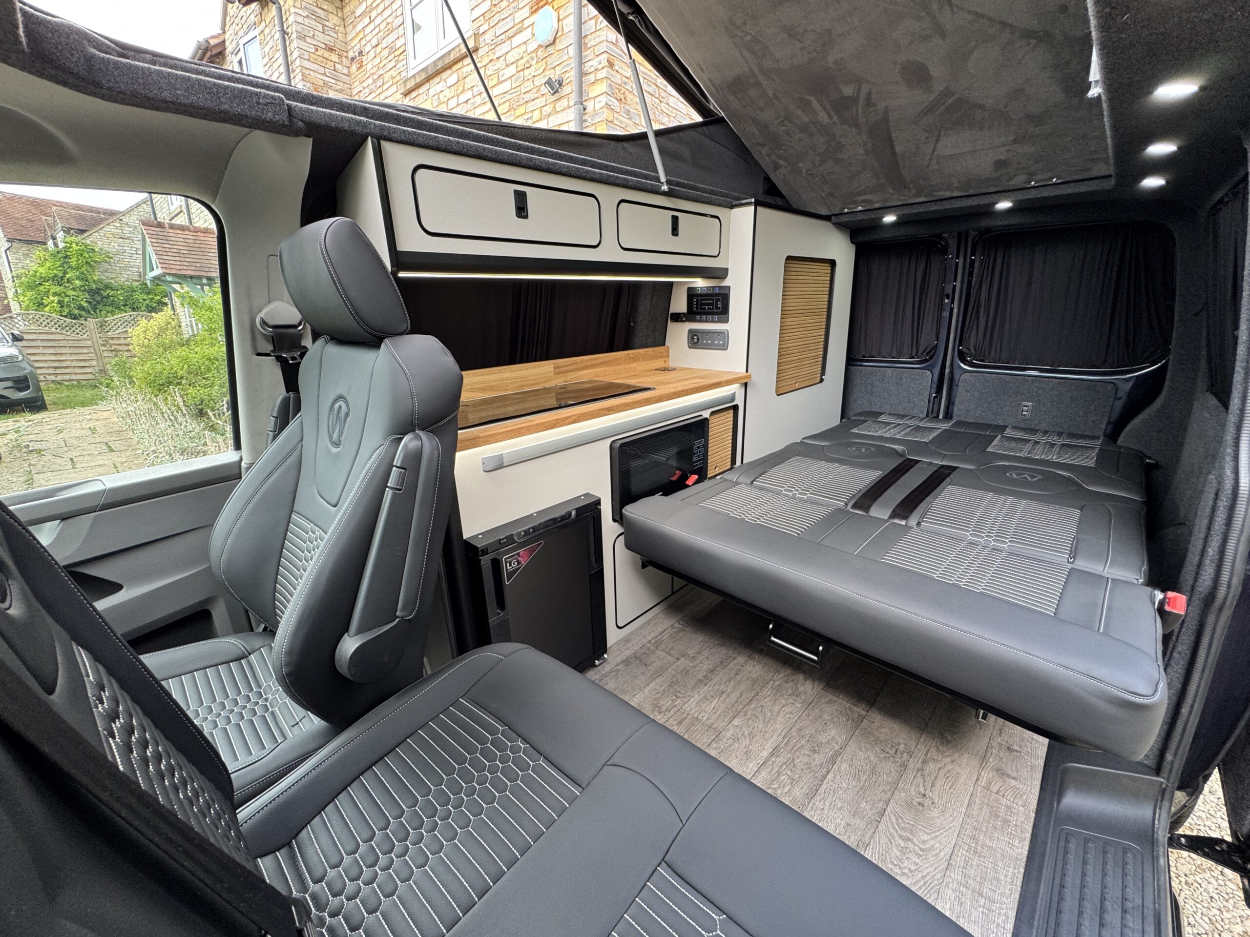 Volkswagen T6.1 Campervan Autograph Edition (Starlight)